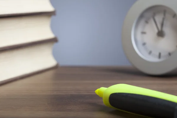 Opsommingsteken pen, boeken, klok, leeg papier — Stockfoto