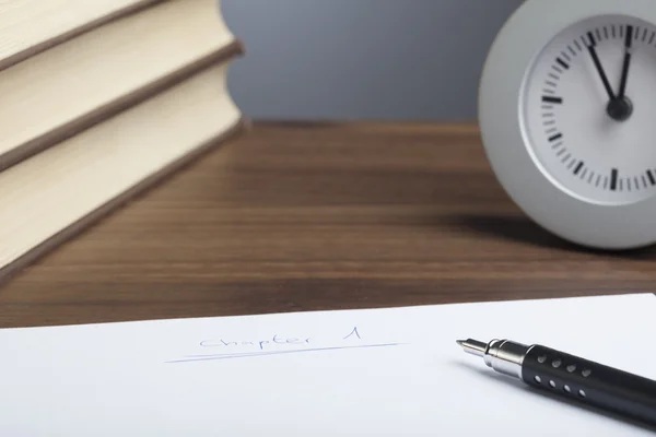 Opsommingsteken pen, boeken, klok, leeg papier — Stockfoto