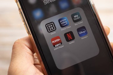 BERLİN, GERMANY - 25 HAZİRAN 2022: DAZN ve bir iPhone X üzerindeki diğer spor yayın uygulamaları simgesi