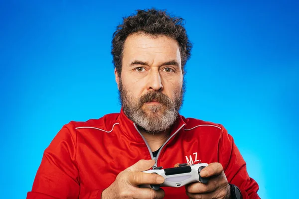 Homem Meia Idade Com Barba Jogando Jogos Com Controlador Emoções — Fotografia de Stock