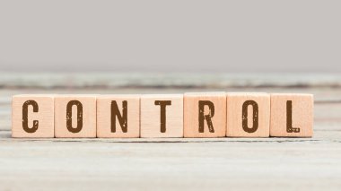 Kelime denetimi eski masadaki tahta küp zarlar üzerine.