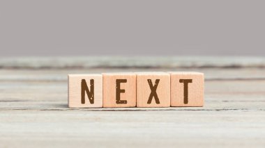 Sıradaki haber, eski masada tahta küp zarlar..