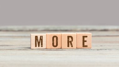 Daha fazla bilgi için eski masadaki küp küp zarlar.