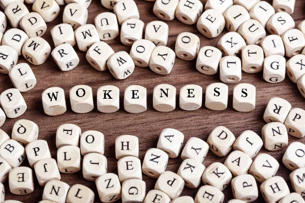Wokeness Λέξη Γράμματα Κύβους Ζάρια Στο Τραπέζι — Φωτογραφία Αρχείου