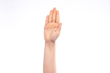 Dur ya da dur, çocuk jesti. Stüdyoda beyaz arka planda izole edilmiş bir okul çocuğunun eli..