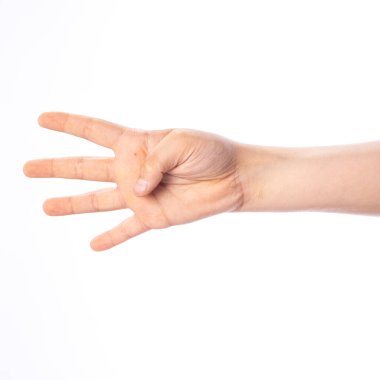 Dört numara, çocuk jesti. Stüdyoda beyaz arka planda izole bir okul çocuğunun eli..