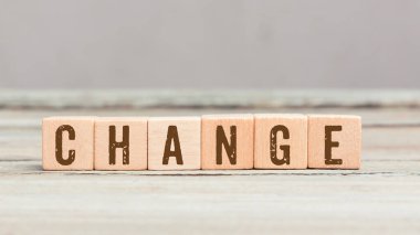 Sözcük değişikliği eski masadaki tahta küp zarlar.