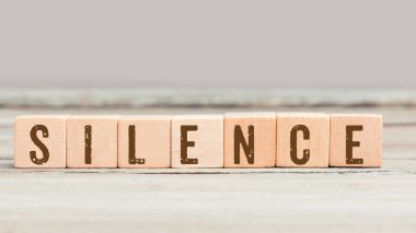 Sözcük Sessizliği, tahta küp zarlar, yıllanmış masa..