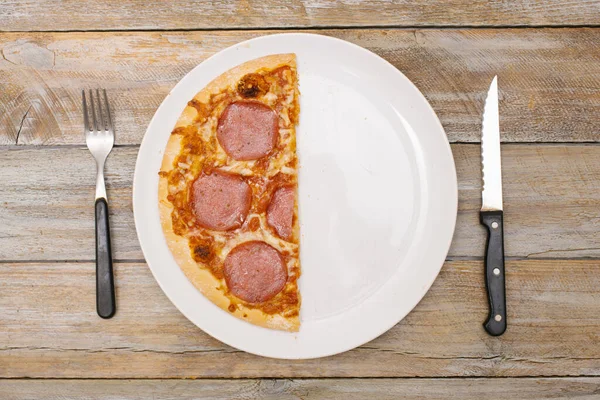 Eine Hälfte Serie Von Stücke Geschnittenen Peperoni Pizza Verwendbar Die — Stockfoto