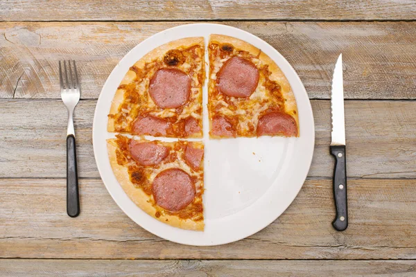 Três Quartos Série Pizza Pepperoni Cortada Pedaços Utilizável Para Ilustrar — Fotografia de Stock