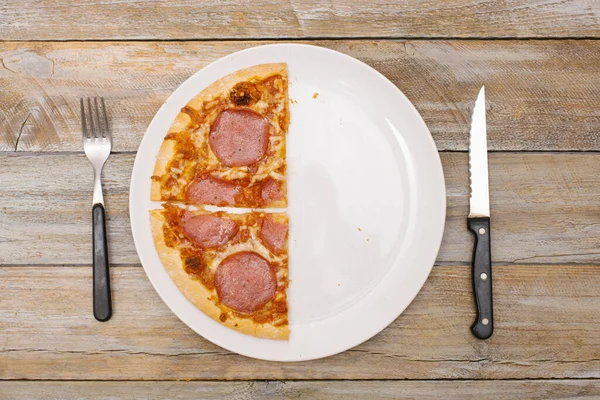 Dois Quartos Série Pizza Pepperoni Cortada Pedaços Utilizável Para Ilustrar — Fotografia de Stock