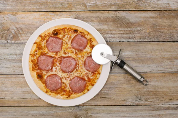 Pepperónis Pizzasorozat Darabokra Vágva Matematikai Részekre Bontva Asztal Tetejétől — Stock Fotó