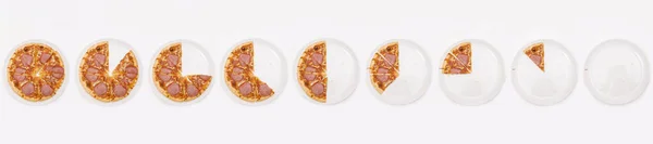 Szeletelt Pepperónis Pizzasorozat Darabonként Eltávolítva Matematikai Részekre Bontva Fehér Alapon — Stock Fotó