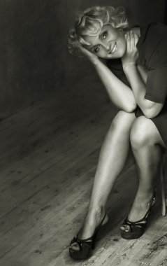 güzel bir kadın sandalyede oturuyor