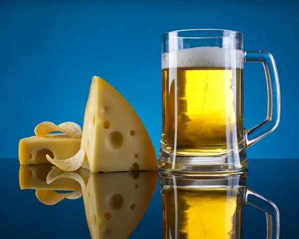 Beer, cheese and chips — Stock Photo, Image