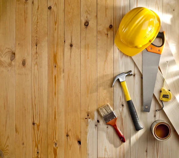 Suelo de madera con pincel, pintura, herramientas y casco — Foto de Stock