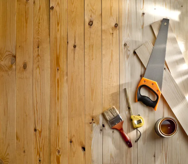 Holzboden mit Pinsel, Farbe und Werkzeug — Stockfoto