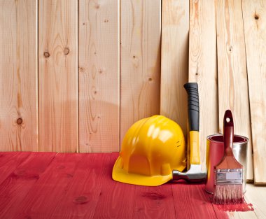 ahşap zemin ve duvar fırçası, boya, çekiç ve sarı helme ile