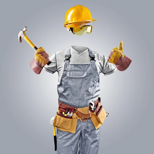 Trabalhador invisível no capacete com martelo — Fotografia de Stock