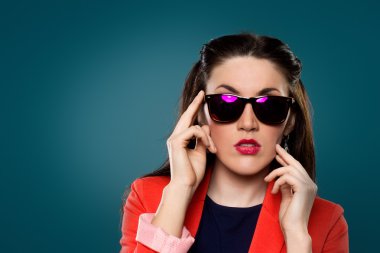 güneş gözlüklü kız