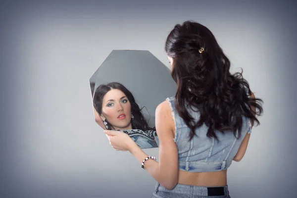 Vacker flicka med en spegel — Stockfoto