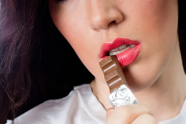 Bella ragazza con cioccolato — Foto Stock