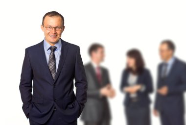 arka planda çalışan iş adamı
