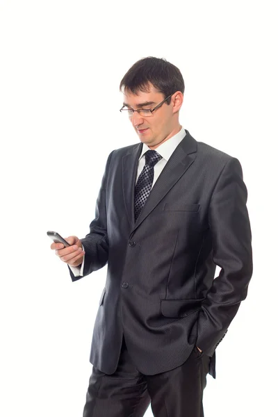 Młody biznesmen patrząc na telefon komórkowy — Zdjęcie stockowe