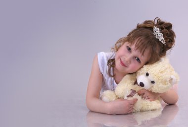 küçük kız yorgun bir göz ile