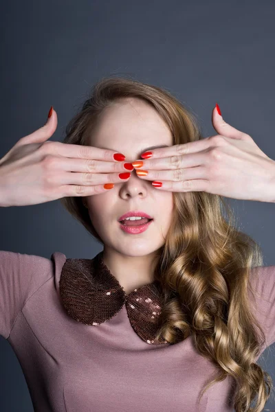 Bella ragazza in un abito marrone — Foto Stock