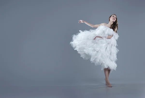 Vacker ung flicka i en vit klänning — Stockfoto