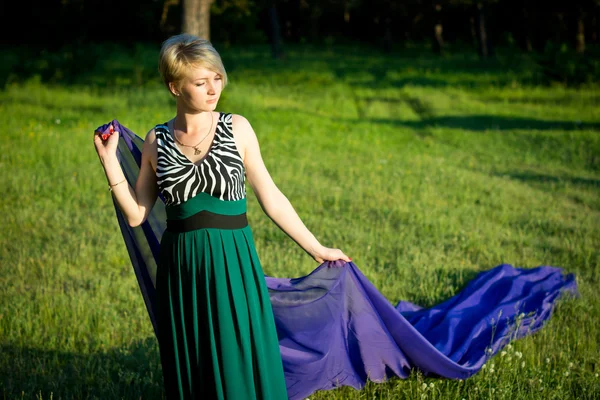 Menina bonita em um vestido verde longo — Fotografia de Stock