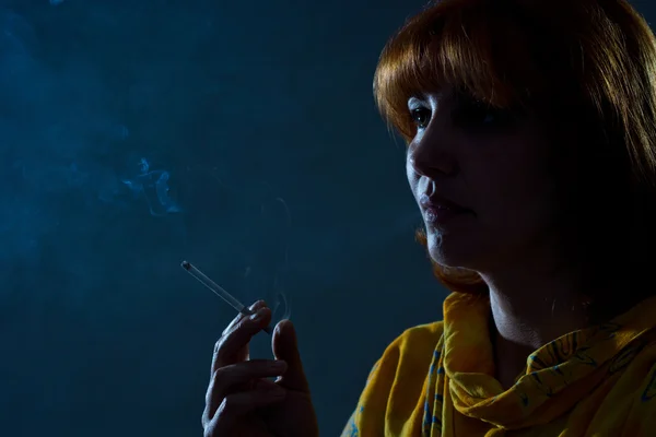 Adult woman smoking a cigarette — Stock Photo, Image