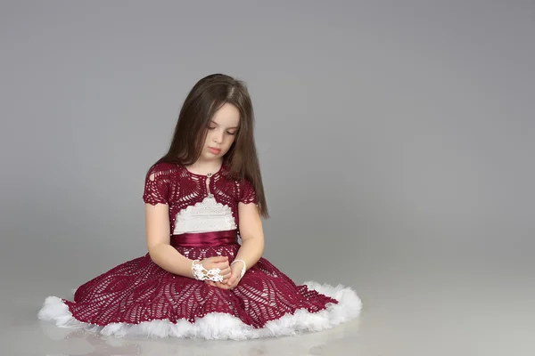 Bambina con un vestito rosso scuro — Foto Stock