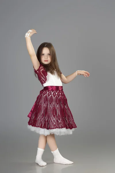 Bambina con un vestito rosso scuro — Foto Stock