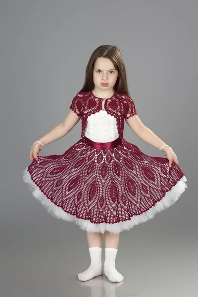 Bambina con un vestito rosso scuro — Foto Stock