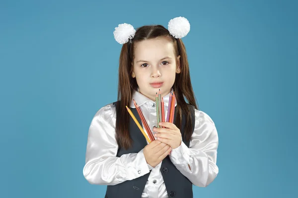 Маленькая девочка держит цветные карандаши — стоковое фото