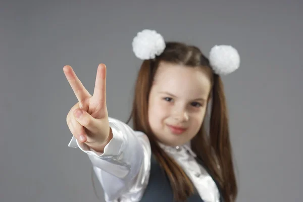 Niña sosteniendo lápices de colores —  Fotos de Stock