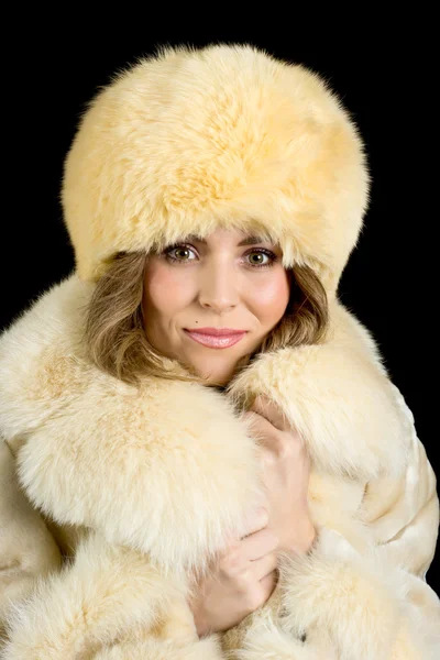 Retrato de una hermosa chica con abrigo y sombrero — Foto de Stock