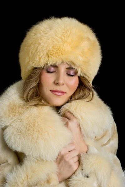 Retrato de una hermosa chica con abrigo y sombrero — Foto de Stock