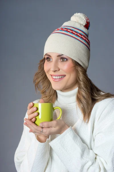 Hermosa chica sosteniendo una taza amarilla — Foto de Stock