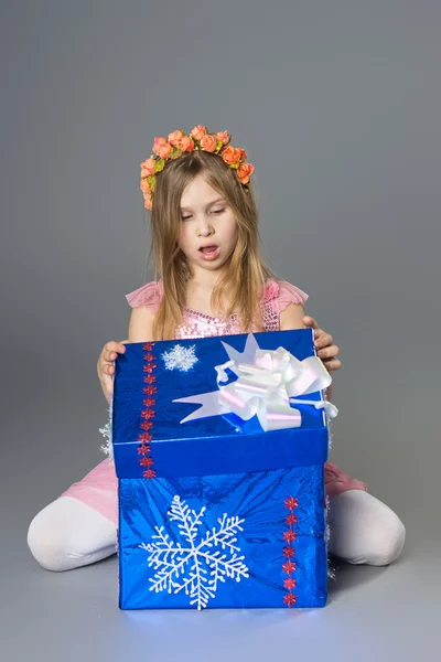 Bambina con regali di Natale — Foto Stock