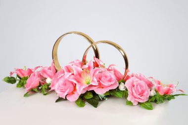 Düğün buketi ve halkalar