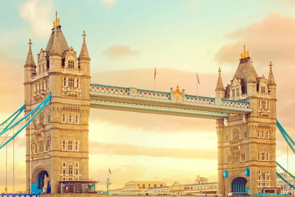 Tower bridge i solnedgången. populära landmärke i london, Storbritannien — Stockfoto