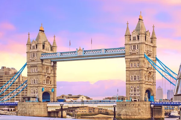 Tower bridge al tramonto. Punto di riferimento popolare a Londra, Regno Unito — Foto Stock