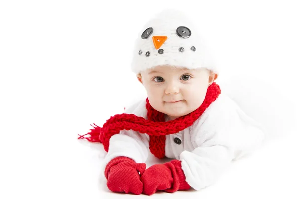 Primer plano del bebé vestido como un muñeco de nieve mirando a la cámara —  Fotos de Stock