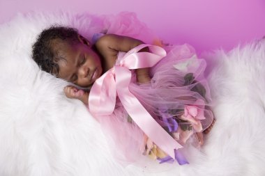 uyuyan yeni doğan bebek