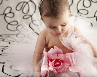 fırfırlı tutu giyen oturan küçük bebek kız
