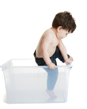 oynama ve plastik bir küvetten tırmanma küçük çocuk