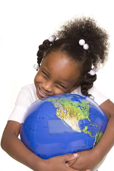 Menina bonita abraçando o globo — Fotografia de Stock